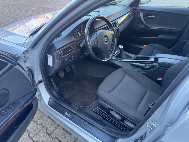 Foto 2 van BMW 3-serie Touring 320i High Executive