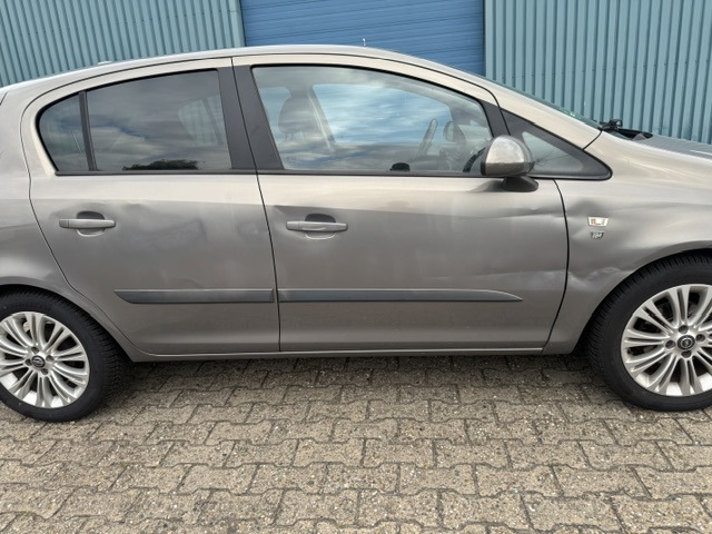 Foto 9 van Opel Corsa 1.2-16V '111' Edition