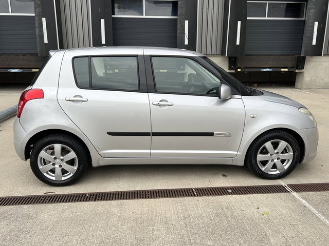 Foto 6 van Suzuki Swift 1.5 Exclusive, Automaat, Airco