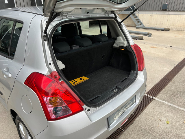 Foto 10 van Suzuki Swift 1.5 Exclusive, Automaat, Airco