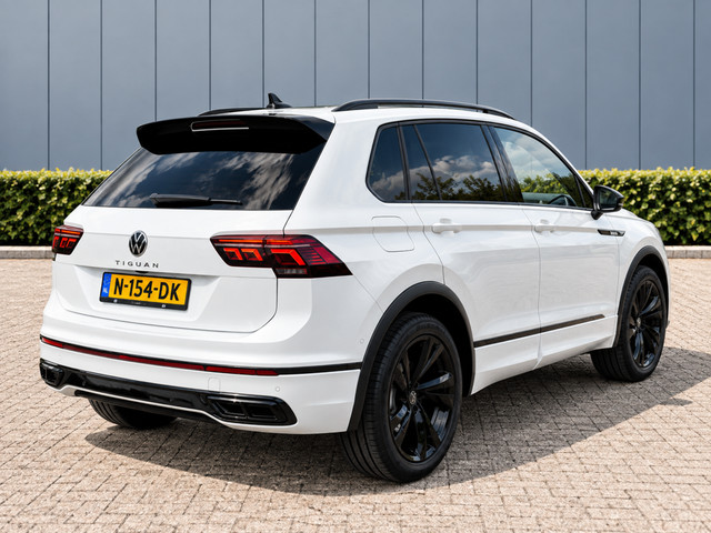 Foto 6 van Volkswagen Tiguan 1.5 TSI R-Line Pano/Sfeer/Keyless/Blindspot nieuwstaat!