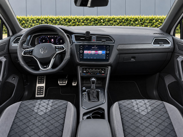 Foto 10 van Volkswagen Tiguan 1.5 TSI R-Line Pano/Sfeer/Keyless/Blindspot nieuwstaat!