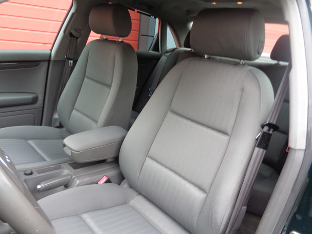 Foto 3 van Audi A4 Limousine 2.4 170PK Clima Cruise 6-BAK LMV Trekhaak NL-Auto
