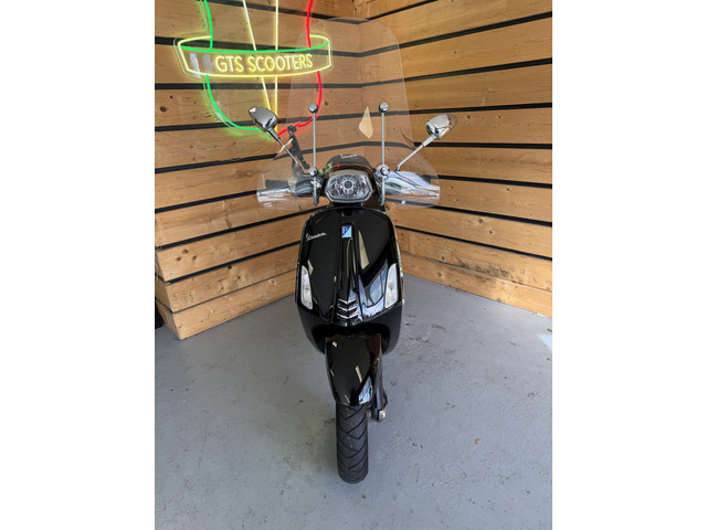 Foto 3 van Vespa scooter Sprint 4T (Meerprijs geel kent 249,-)