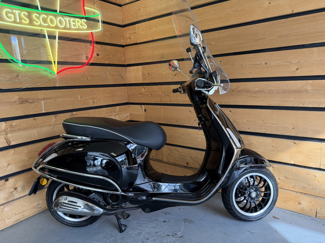 Foto 4 van Vespa scooter Sprint 4T (Meerprijs geel kent 249,-)