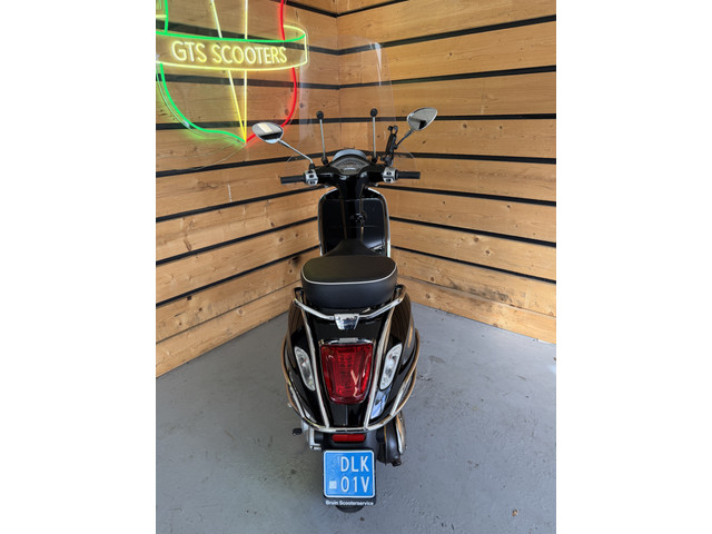 Foto 5 van Vespa scooter Sprint 4T (Meerprijs geel kent 249,-)