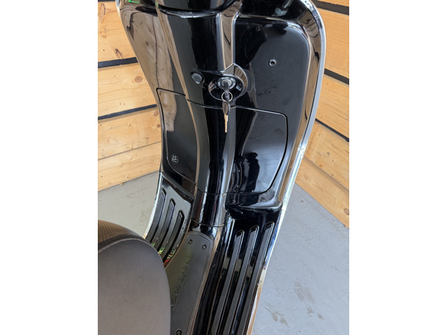Foto 6 van Vespa scooter Sprint 4T (Meerprijs geel kent 249,-)