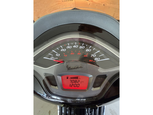 Vespa scooter Sprint 4T (Meerprijs geel kent 249,-)