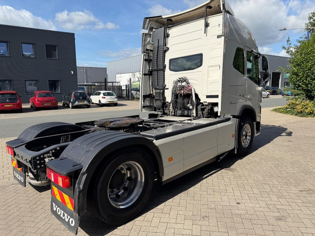 Foto 3 van Volvo FM 460 4X2 GLOBETROTTER DYNAMIC STEERING / ALCOA DURA BRIGHT / KOELKAST / AIRCO / STANDKACHEL