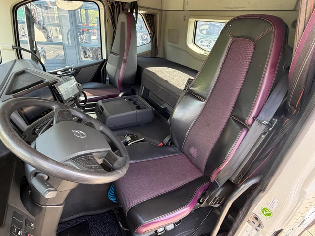 Foto 2 van Volvo FM 460 4X2 GLOBETROTTER DYNAMIC STEERING / ALCOA DURA BRIGHT / KOELKAST / AIRCO / STANDKACHEL
