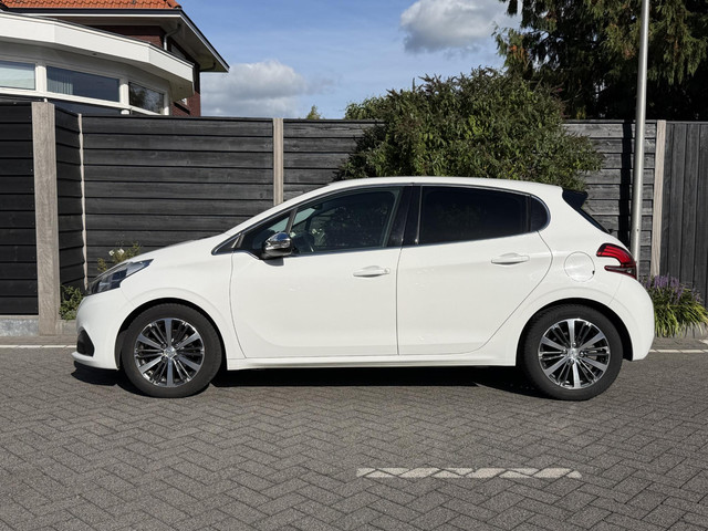 Foto 5 van Peugeot 208 Allure 1.2 PureTech 82PK Trekhaak, Navigatie, Parkeersensoren Achter, Climate Control, C