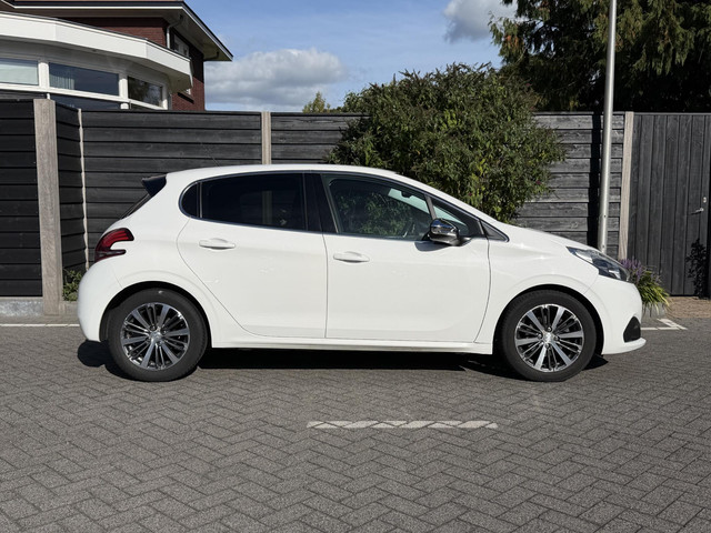 Foto 7 van Peugeot 208 Allure 1.2 PureTech 82PK Trekhaak, Navigatie, Parkeersensoren Achter, Climate Control, C