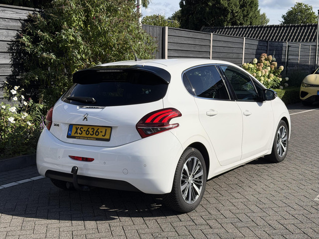 Foto 8 van Peugeot 208 Allure 1.2 PureTech 82PK Trekhaak, Navigatie, Parkeersensoren Achter, Climate Control, C