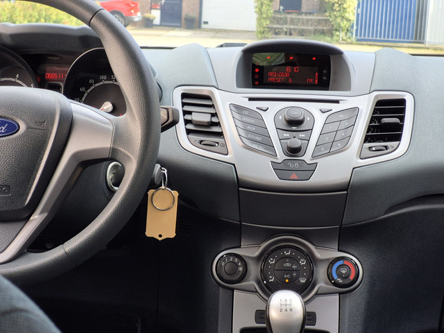 Foto 2 van Ford Fiesta 1.25 Limited|2e eig|NAP|Airco|El.Ramen|APK|AUX
