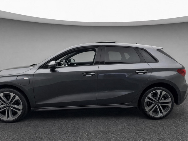 Foto 4 van Audi A3 Sportback 40 TFSI e S edition 204 PK · Glazen panoramadak · SONOS premium 3D · Lichtpakket p