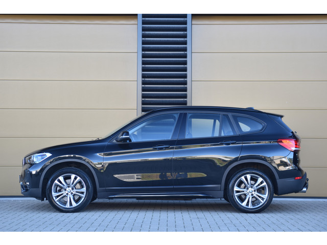 BMW X1 sDrive20i High Executive * Sportstoelen * Trekhaak * Lichtpakket * LED * Facelift *