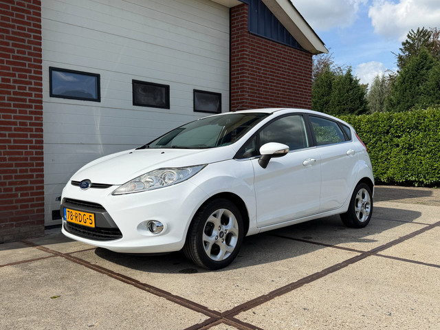 Foto 4 van Ford Fiesta 1.25 Titanium 1e Eigen PDC Cruise Contr Climate Contr