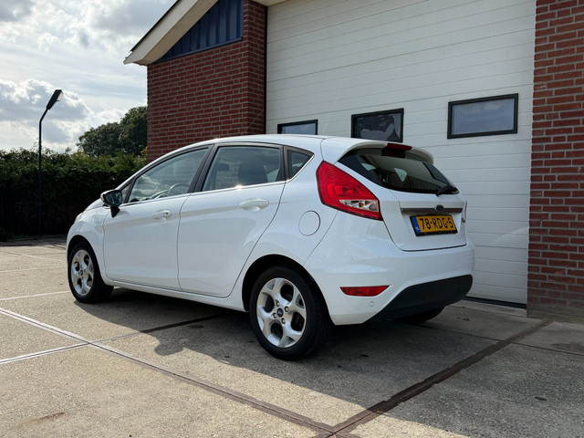 Foto 6 van Ford Fiesta 1.25 Titanium 1e Eigen PDC Cruise Contr Climate Contr