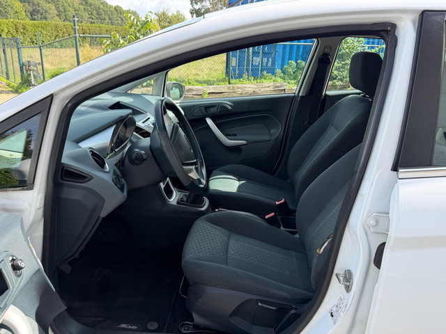 Foto 10 van Ford Fiesta 1.25 Titanium 1e Eigen PDC Cruise Contr Climate Contr