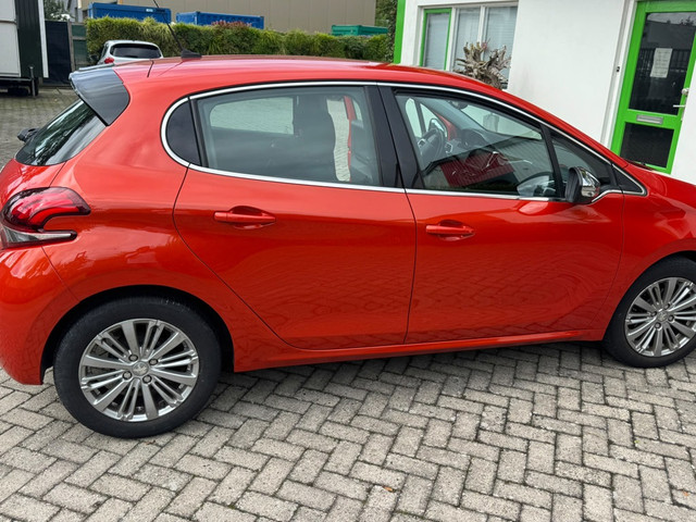 Foto 3 van Peugeot 208 1.2 PureTech Allure