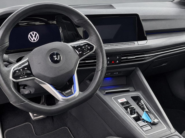 Foto 2 van Volkswagen Golf 1.4 eHybrid 245pk GTE · Panoramadak · Trekhaak · Apple/Android Car Play · Camera · S