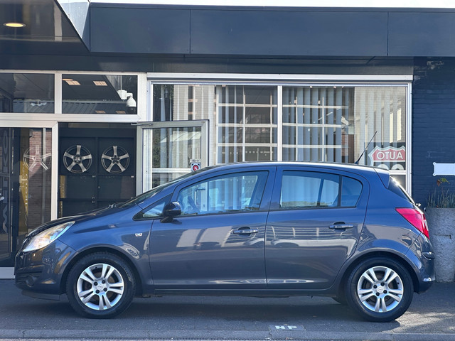 Foto 2 van Opel Corsa 1.2-16V Edition AIRCO / ELEKT RAMEN / 5DRS