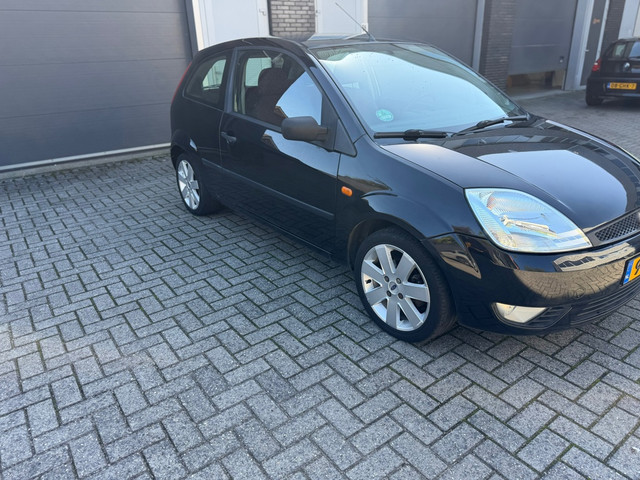 Foto 2 van Ford Fiesta 1.6-16V Futura