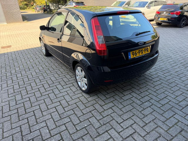 Foto 6 van Ford Fiesta 1.6-16V Futura