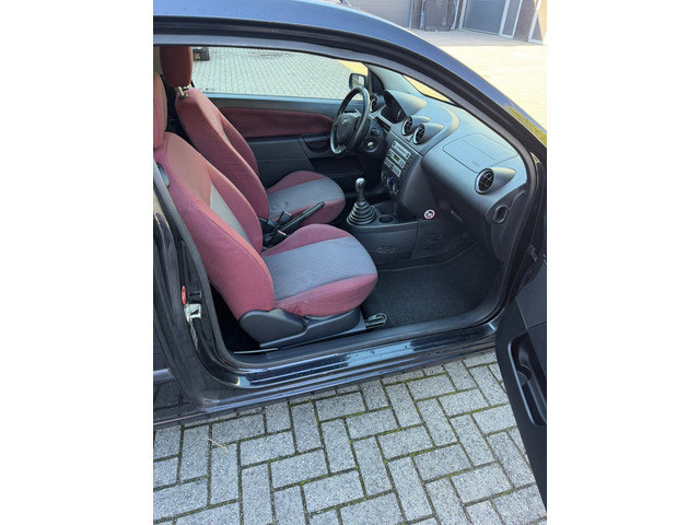 Foto 8 van Ford Fiesta 1.6-16V Futura