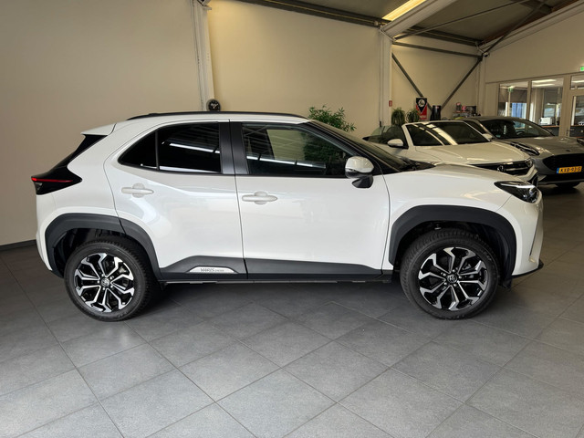 Foto 8 van Toyota Yaris Cross 1.5 Hybrid 130 Dynamic / Winterpack / Metallic Wit