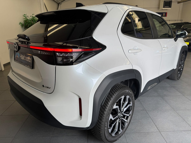 Foto 6 van Toyota Yaris Cross 1.5 Hybrid 130 Dynamic / Winterpack / Metallic Wit