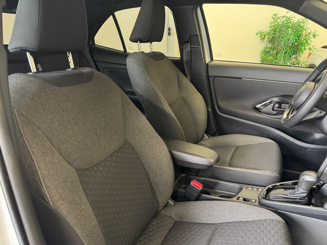 Foto 3 van Toyota Yaris Cross 1.5 Hybrid 130 Dynamic / Winterpack / Metallic Wit