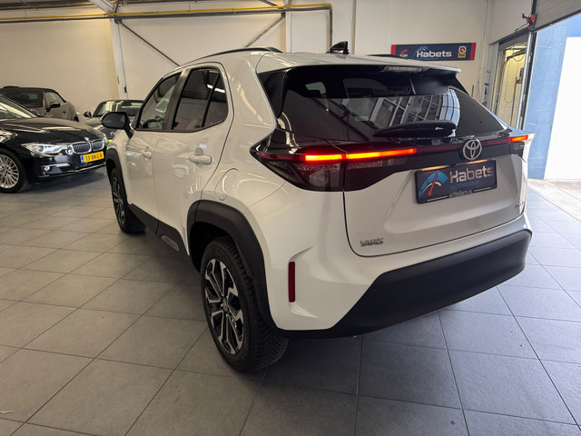 Foto 2 van Toyota Yaris Cross 1.5 Hybrid 130 Dynamic / Winterpack / Metallic Wit