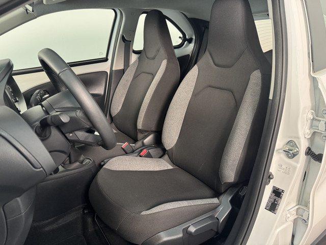 Foto 6 van Toyota Aygo X 1.0 VVT-i MT Play | All Seasons | CarPlay | Achteruitrijcamera |