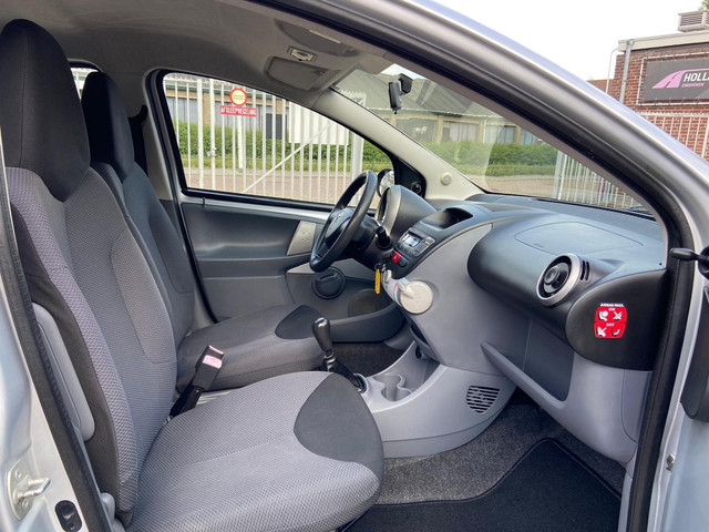 Foto 4 van Toyota Aygo 1.0-12V + 5-deurs - 119.473 Kilometer - Elektrisch pakket - Apk t/m 29-07-2027