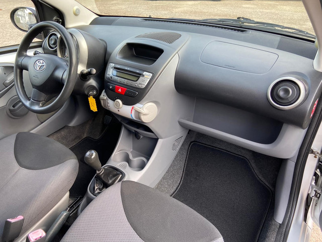 Foto 3 van Toyota Aygo 1.0-12V + 5-deurs - 119.473 Kilometer - Elektrisch pakket - Apk t/m 29-07-2027