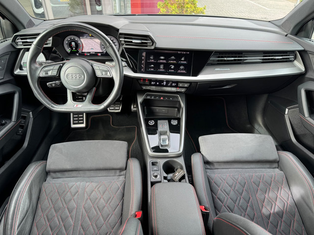 Foto 2 van Audi A3 Sportback 45 TFSI e S edition Competition | ACC | B&O | HUD