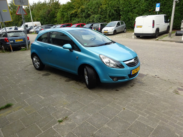 Foto 6 van Opel Corsa 1.2-16V '111' Edition MET APK AIRCO