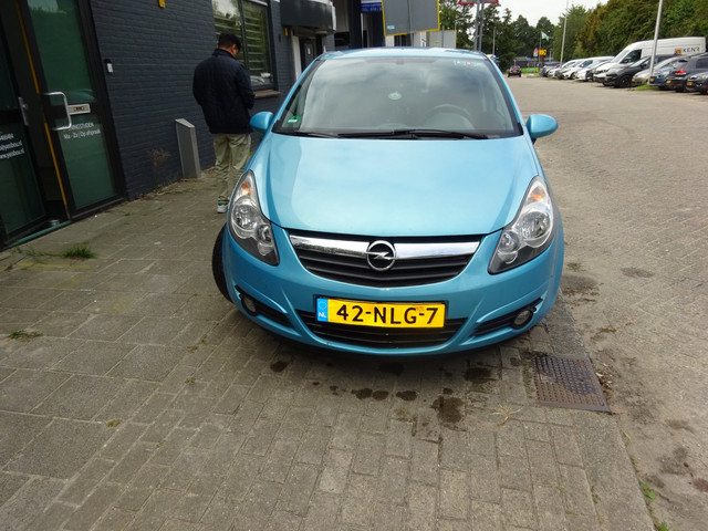 Foto 7 van Opel Corsa 1.2-16V '111' Edition MET APK AIRCO