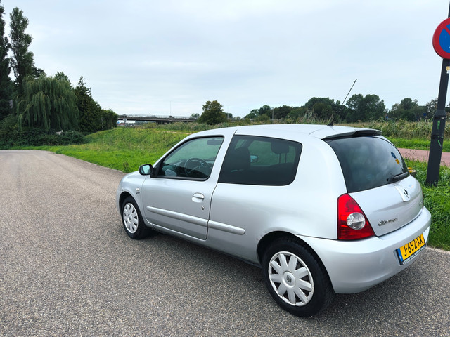 Foto 2 van Renault Clio 1.2-16V Exception