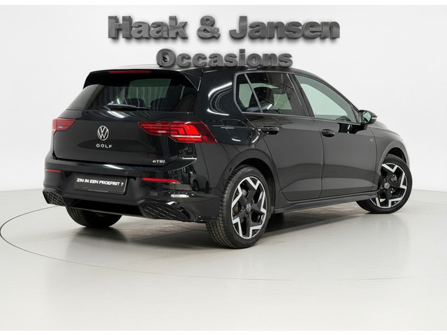 Foto 4 van Volkswagen Golf 1.5 eTSI R-Line Edition - Inc BTW - ACC - Camera