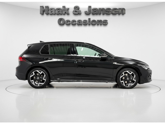 Foto 7 van Volkswagen Golf 1.5 eTSI R-Line Edition - Inc BTW - ACC - Camera