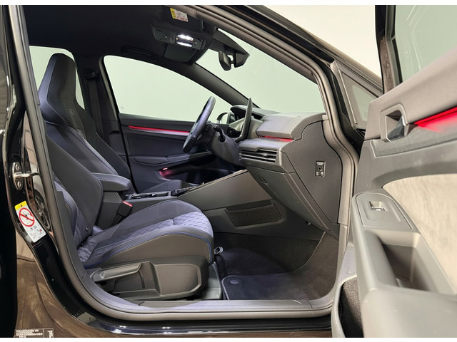 Foto 10 van Volkswagen Golf 1.5 eTSI R-Line Edition - Inc BTW - ACC - Camera