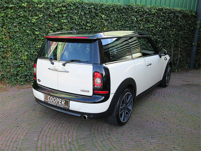 Foto 10 van MINI Clubman 1.6 Cooper Chili R55 Youngtimer, Pano.dak, clima, BT en 17"