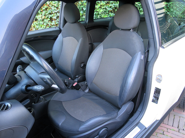 Foto 9 van MINI Clubman 1.6 Cooper Chili R55 Youngtimer, Pano.dak, clima, BT en 17"