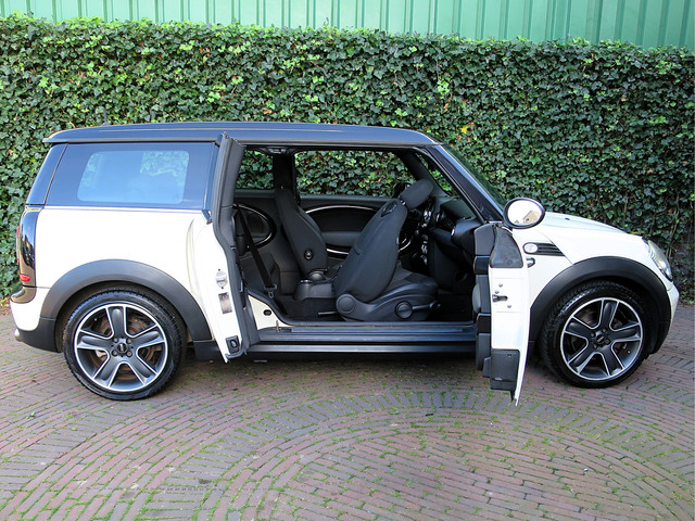 Foto 4 van MINI Clubman 1.6 Cooper Chili R55 Youngtimer, Pano.dak, clima, BT en 17"