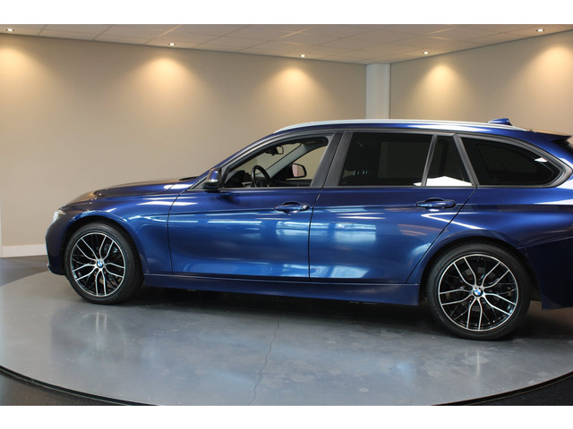 Foto 2 van BMW 3-serie Touring 318i Executive *Automaat* 2de Eigenaar|Dealer OH|Trekhaak|Cruise|Navi|PDC|18''Ve