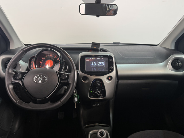 Foto 3 van Toyota Aygo 1.0 VVT-i x-play | Achteruitrijcamera | Airco | Lage km stand |