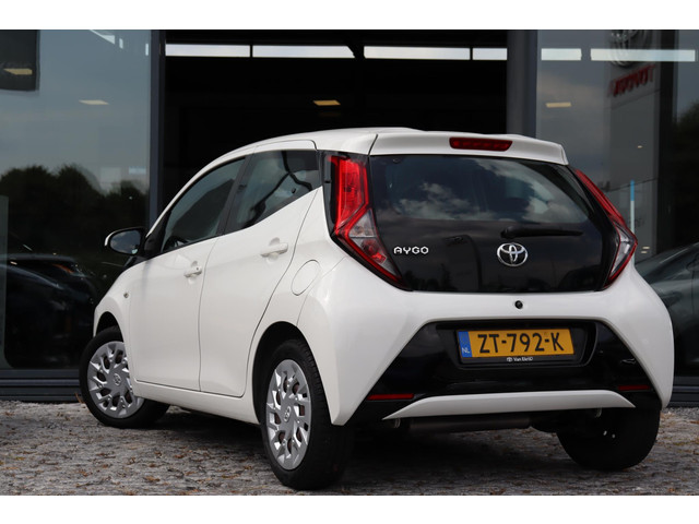 Foto 4 van Toyota Aygo 1.0 VVT-i X-Play, Navi, Camera, LED  speed limiter.