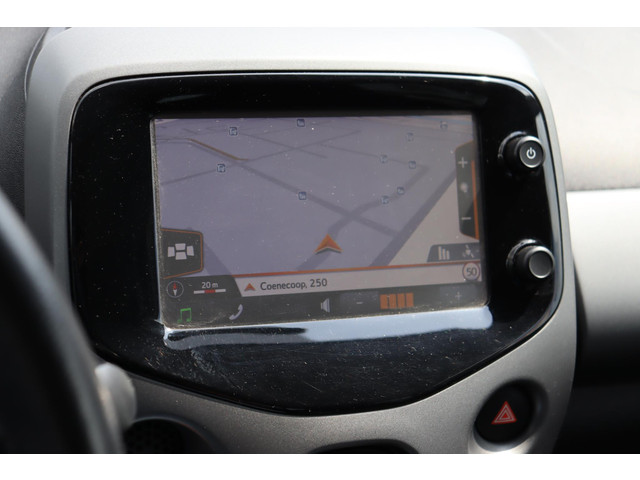 Foto 2 van Toyota Aygo 1.0 VVT-i X-Play, Navi, Camera, LED  speed limiter.